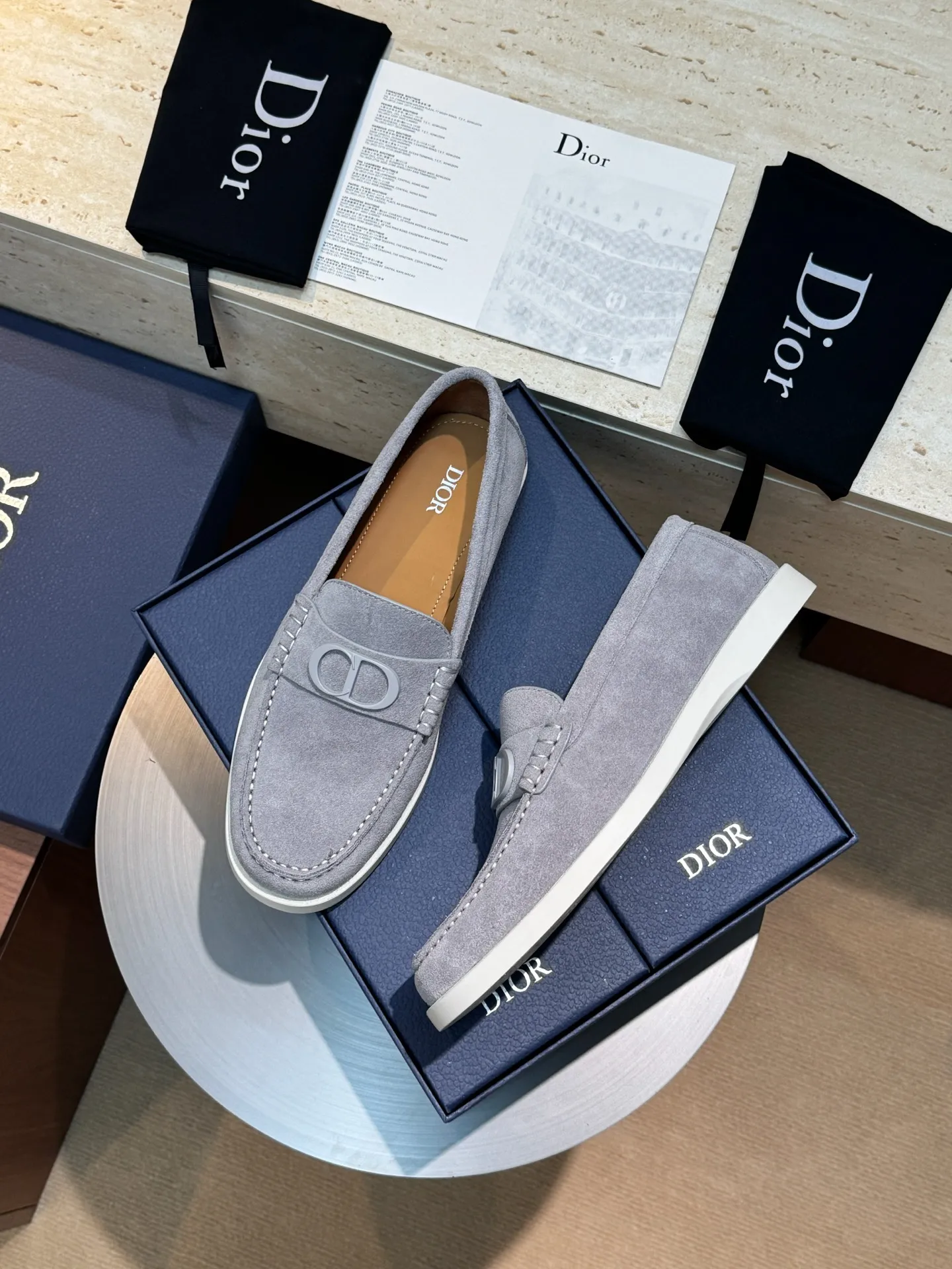 Factory price: 420💰Dior*Granville men's lace-up casual shoes-original replica Buy the original version and get a one-to-one replica. It is a casual dress shoe. Crafted from luxuriously soft navy suede, it features an Oblique printed panel on the upper. The lightweight white rubber sole adds sophistication, with an Oblique pattern engraved on the outsole and branding on the back. Adds elegance to any casual look. Imported cowhide suede + imported cowhide lining + original outsole Size: 39-44 (45 46 customized)
